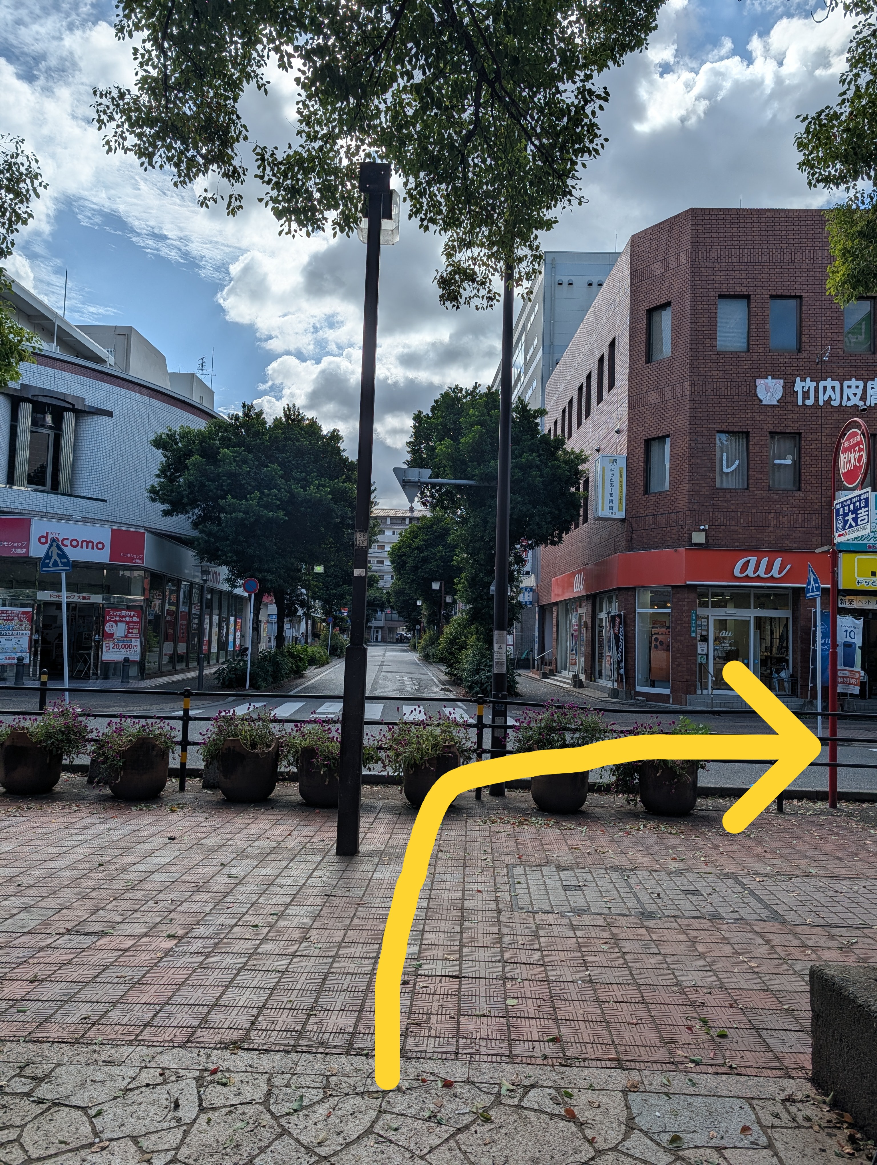 大橋駅西口正面を右折