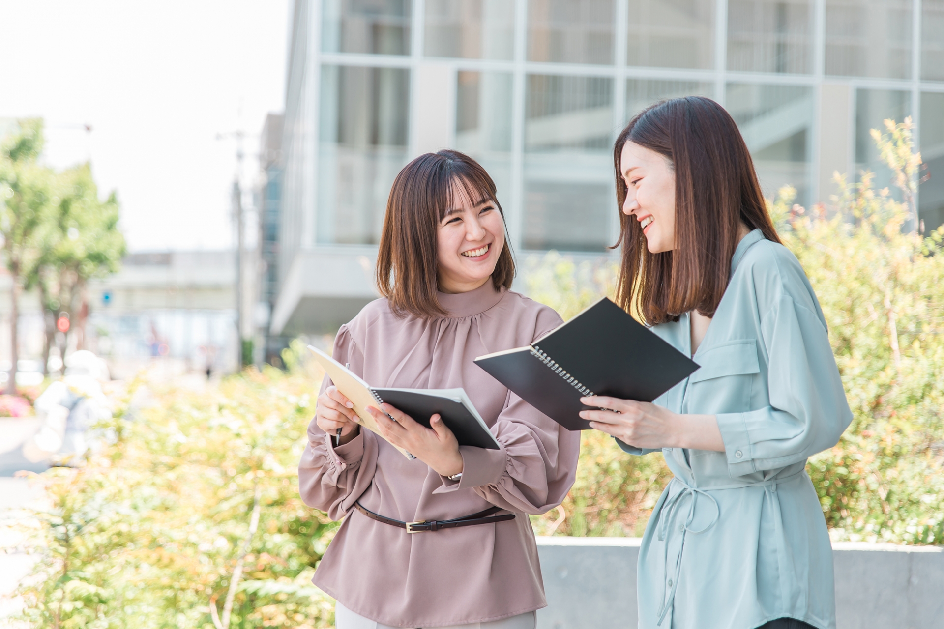 二人の話し合う女性