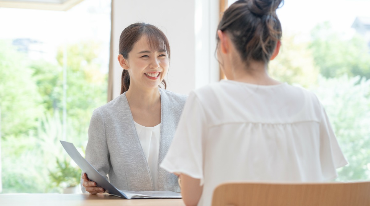 就労移行支援の相談を受ける女性