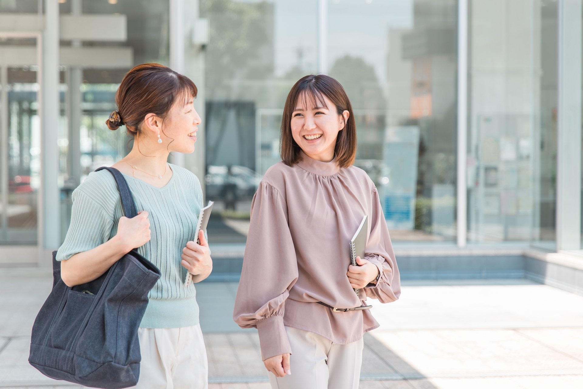 女性が歩く姿