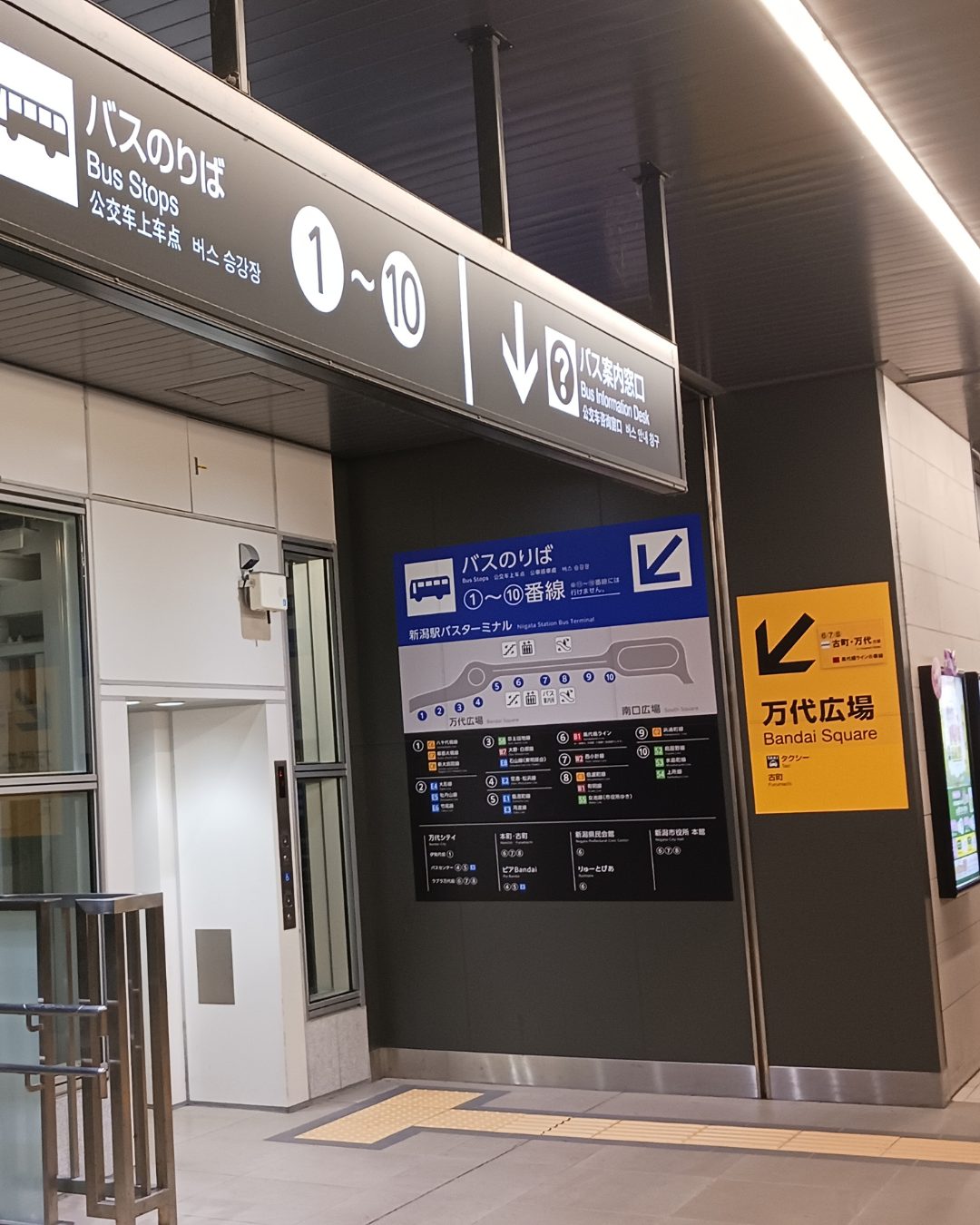 新潟駅万代口の写真