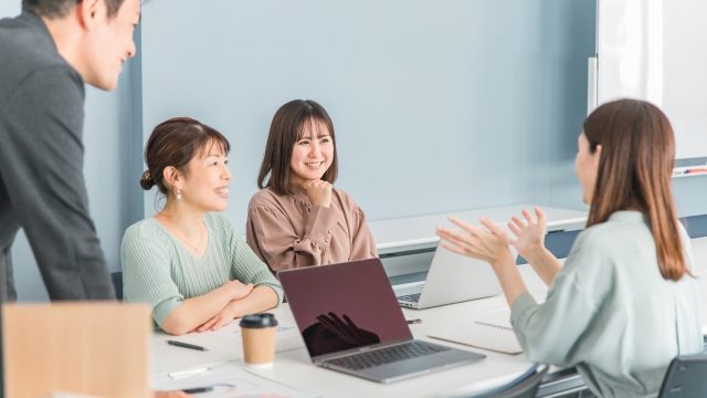 就労移行支援で学ぶ、社会人としてのビジネスマナーやコミュニケーションスキル。グループワーク。