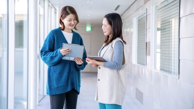 仕事中、話やすい職場　女性2人の会話　