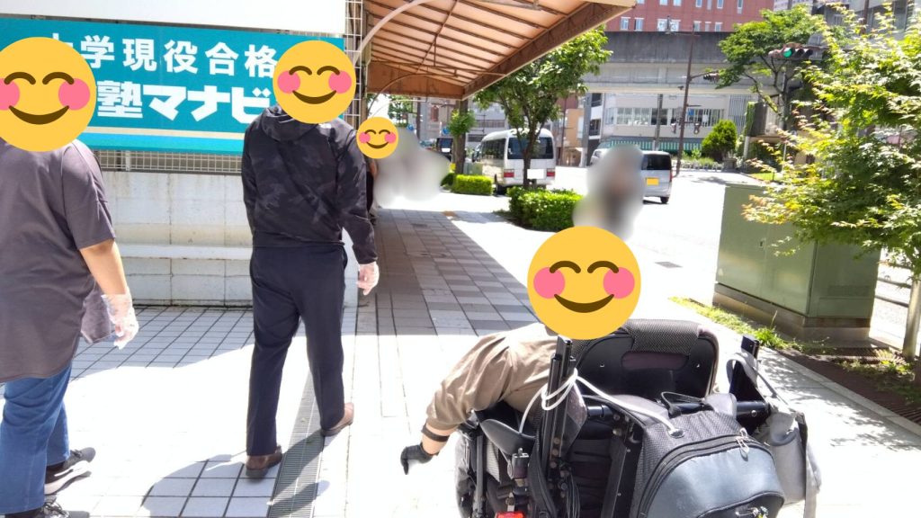 ゴミ拾いに向かう様子。