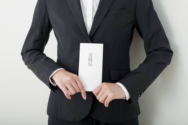 退職届を持っている女性の画像