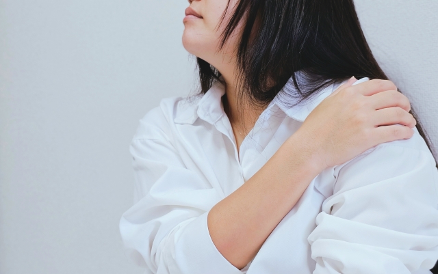 女性が体調不良を感じている画像