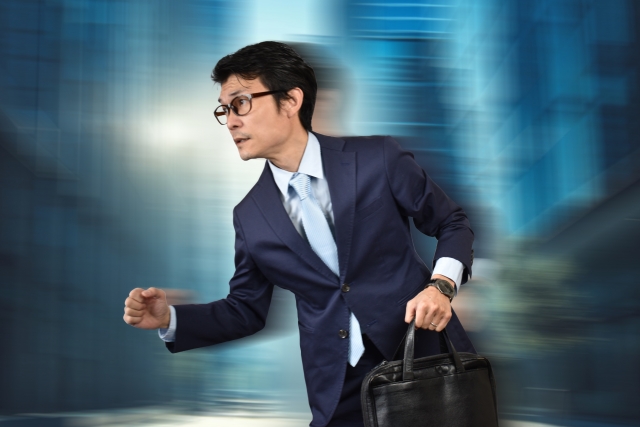 遅刻しそうな社員が急いで走っている画像