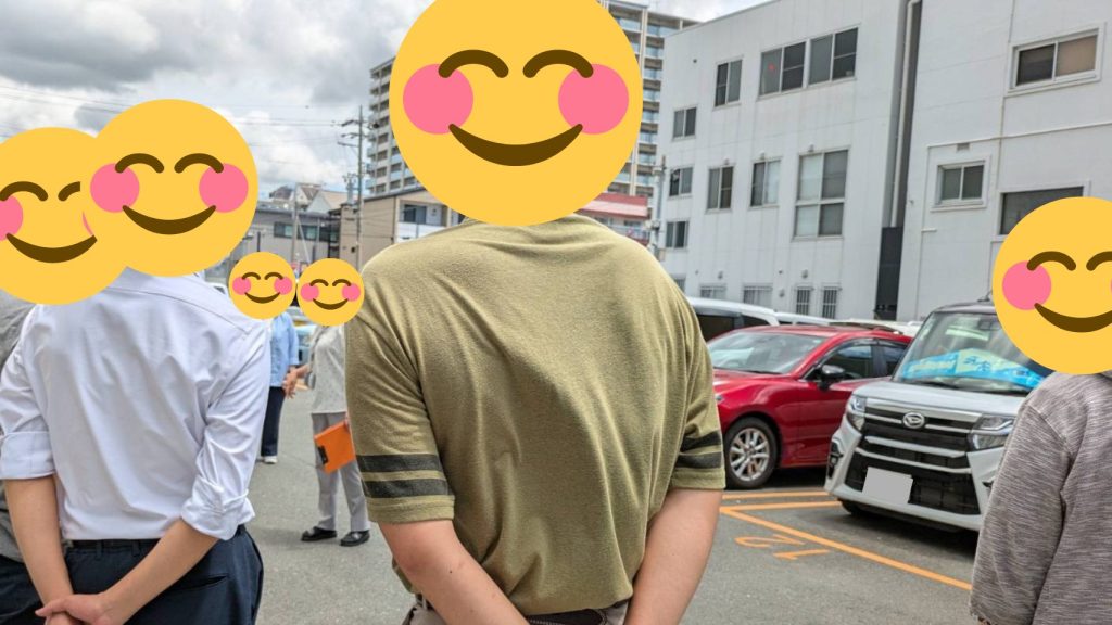 避難場所に到着して、職員の話を聞いている様子
