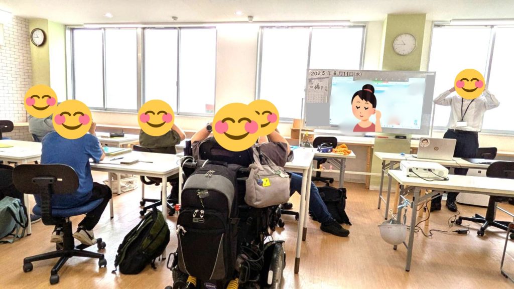 気象病に効果がある耳のマッサージを行う様子。
