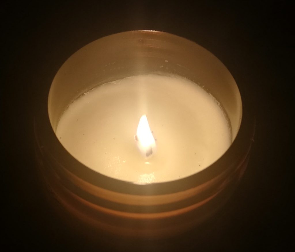 火を灯したてのキャンドル。