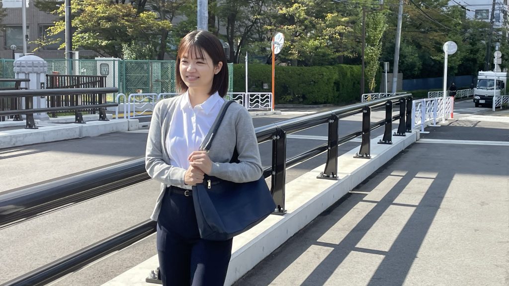 就労移行支援事業所が、家からアクセスしやすい立地か無理なく通い続けられる距離や場所にあるかもポイント。歩いている女性の写真。