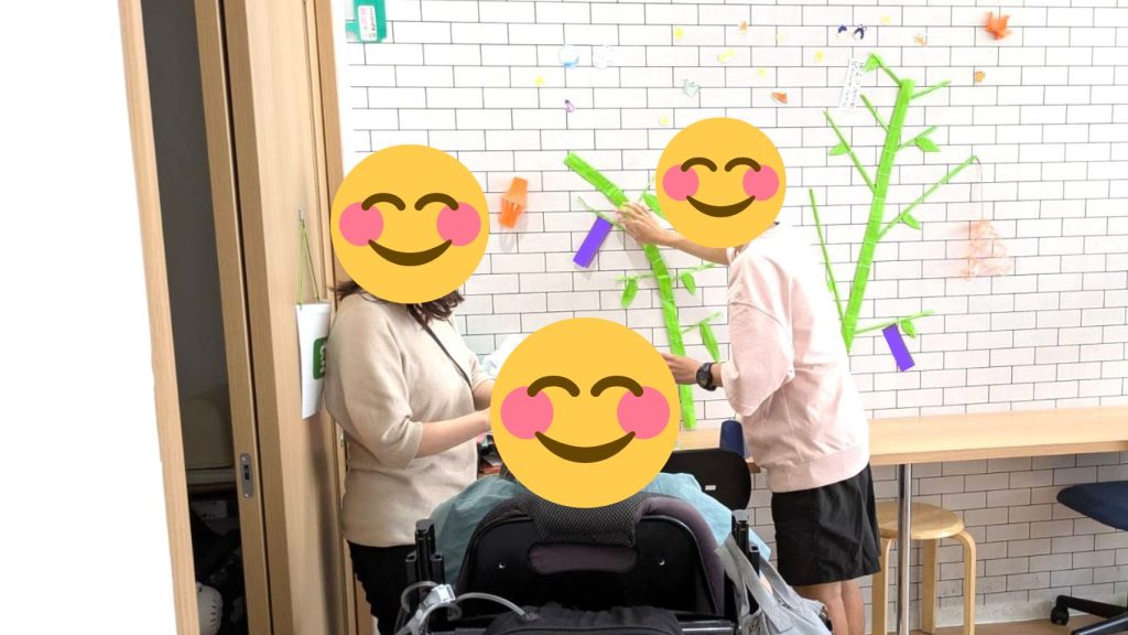 願い事を書いた短冊に飾り付けを行う様子