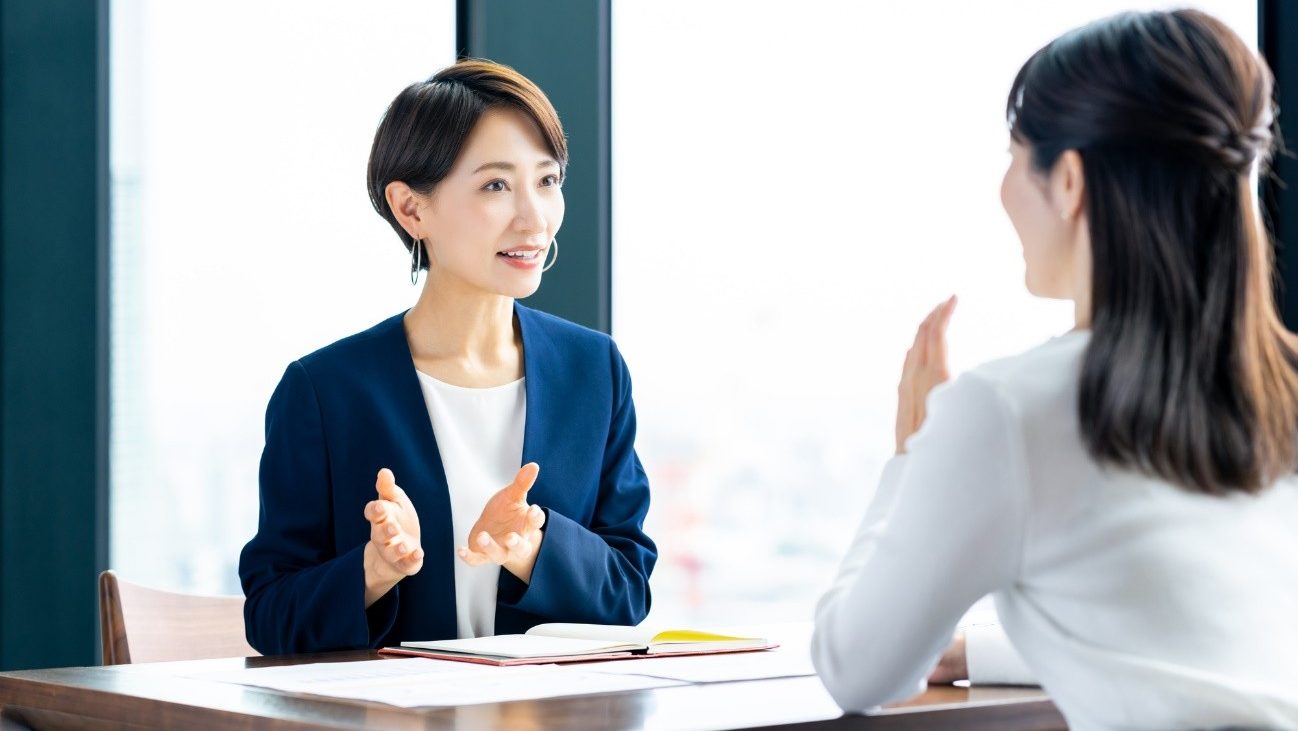 就労移行支援について女性が相談している写真。就労移行支援を利用できる最大期間は？