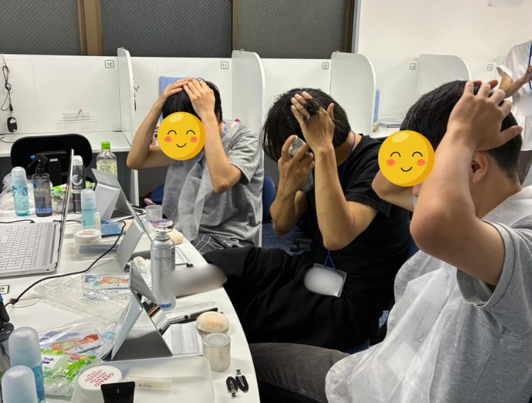 ヘアセットをしてる男性利用者さんたち