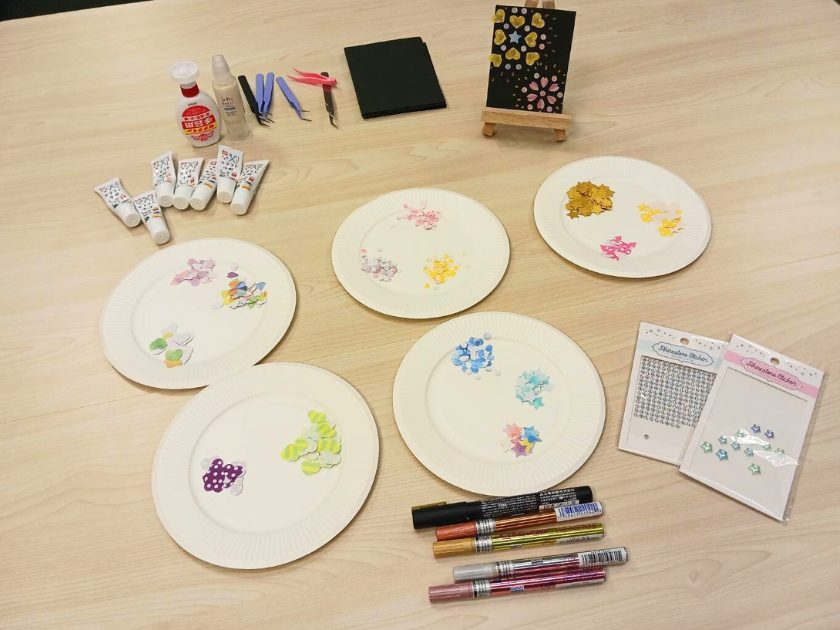 花火の絵の材料となる紙やのりなど。