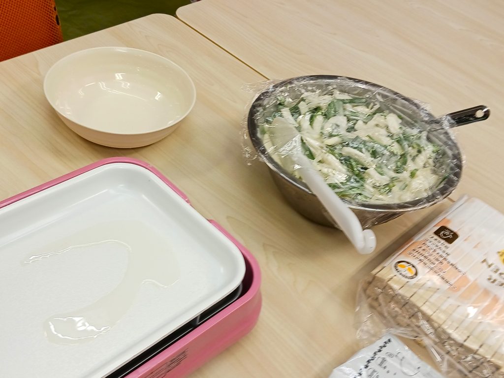 チヂミのタネと油を引いたプレート