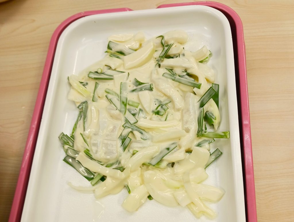 プレートにチヂミのタネを広げる