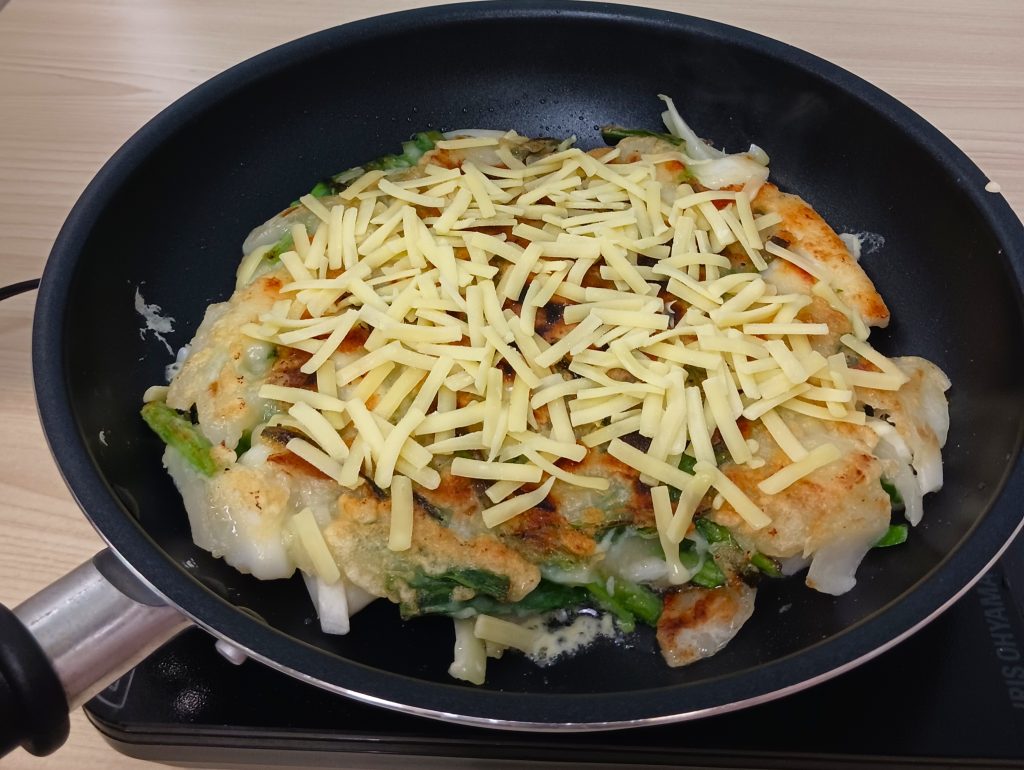 フライパンでもチヂミをつくる
とろけるチーズをトッピング