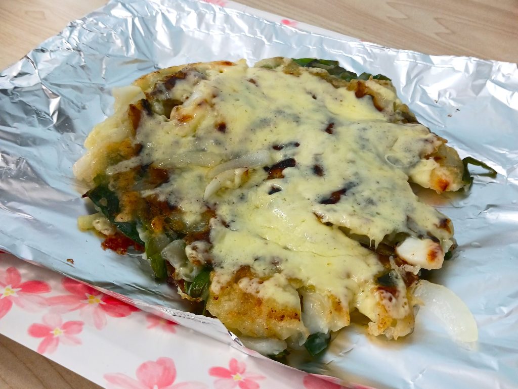 焼きあがった、チーズがトッピングされたチヂミ