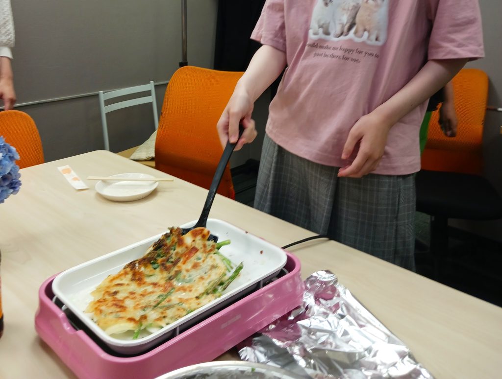 チヂミをフライ返しでひっくり返す