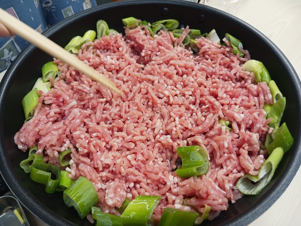 ひき肉とねぎを炒めます。