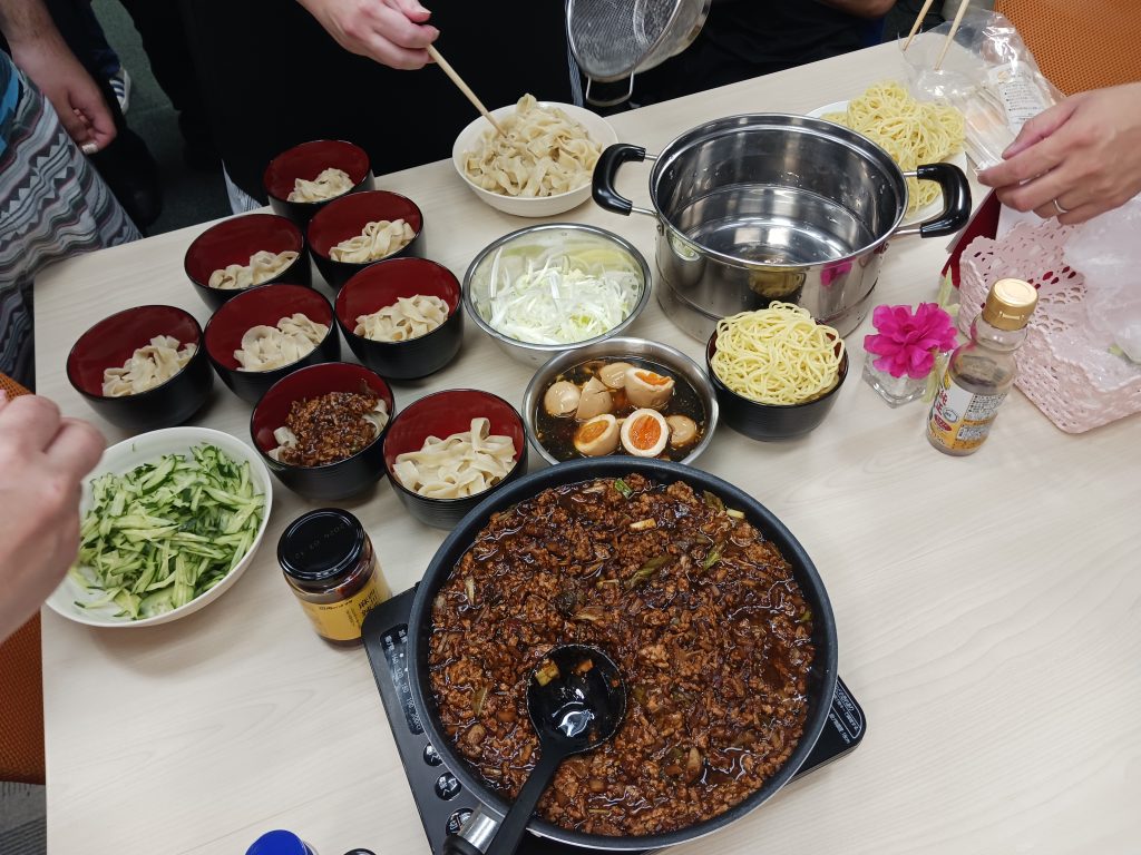 ジャージャー麺を皆で盛り付けます。