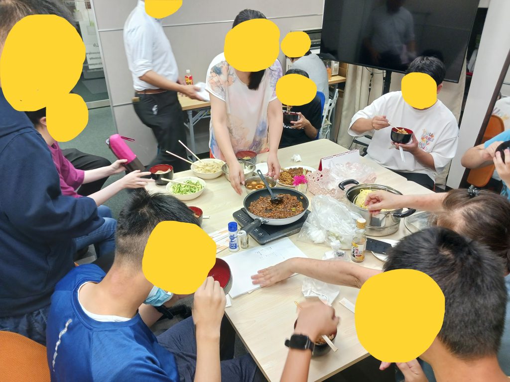 利用者のみなさんとジャージャー麺づくり
