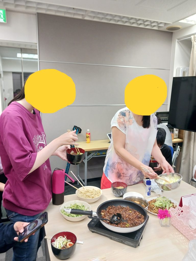 ジャージャー麺を盛り付けています。