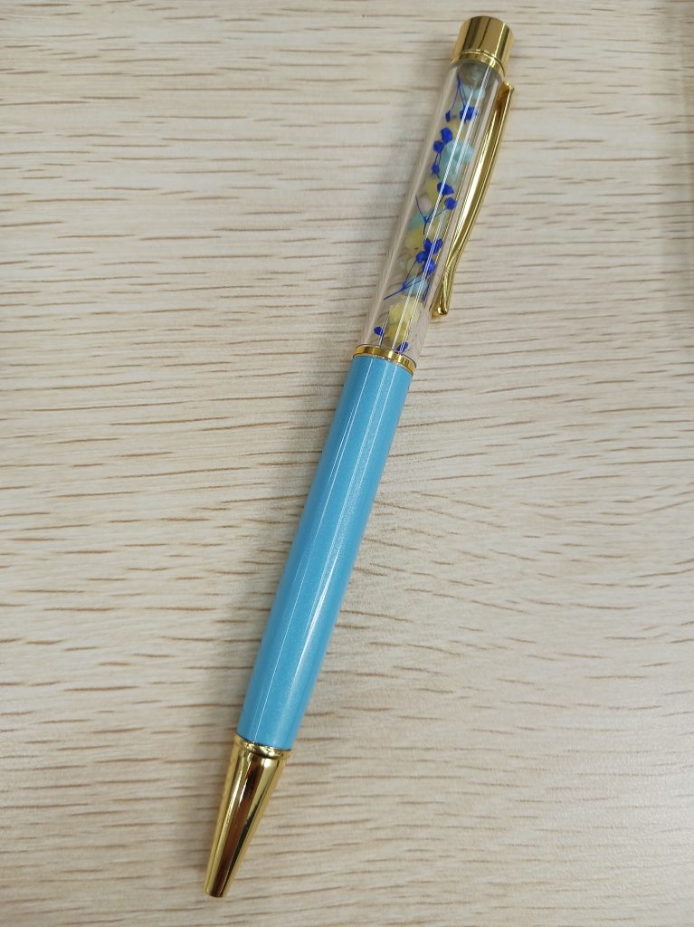 ドライフラワーのボールペンができあがりました。