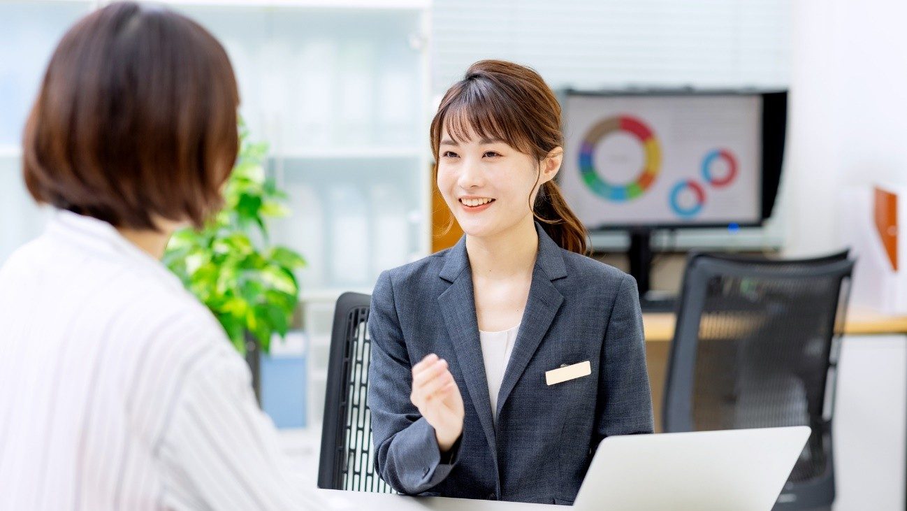 個別支援計画について利用者と相談する写真。就労移行支援事業所では、基本的なパソコンの操作方法や接客スキル、デザインスキルなど、利用者の希望に合わせてプログラムが組まれます。