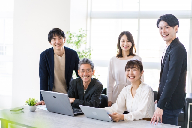 5人の性別、世代が違う職場の写真。一般就労とは、公的機関や一般企業と雇用契約を結んで働くことです。