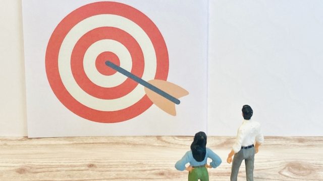 的の中心に矢が当たった写真。就労移行支援を決めるときは、他の事業所と比較すると良いでしょう。