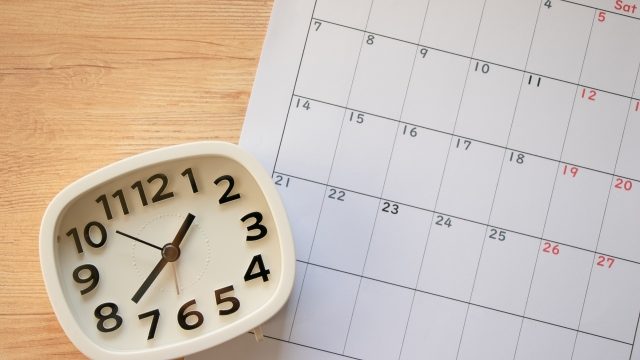 時計とカレンダー、期間時間のイメージ写真。就労定着支援の利用期間は、原則最大3年間。サービス利用中は、1年ごとに支給決定期間が更新される。