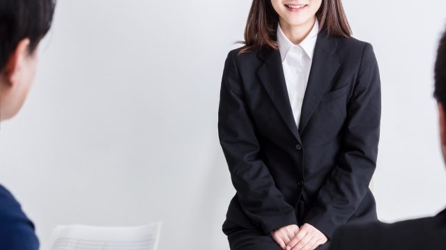 面接を受けるスーツを着た女性。就労継続支援A型の面接では自分の経験や特技を具体的に示すことが必要です。