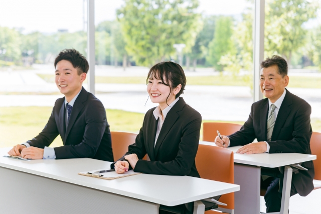 公共職業訓練校で座学を受ける年代が違う男女３名の写真。就労移行支援以外の就労支援を紹介。