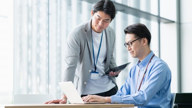 パソコンの仕事、2人でダブルチェックをする写真。ADHD注意型の傾向が強い場合は、ダブルチェックのようなミスを減らす仕組みがある職場、多動性・衝動性優位型の傾向が強い場合は、静かで集中力を高めやすい作業環境が整っている職場などが適しています。