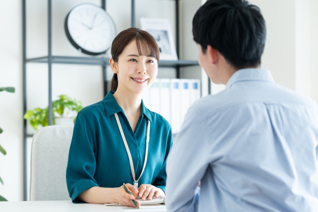 支援員が相談を受けている画像。