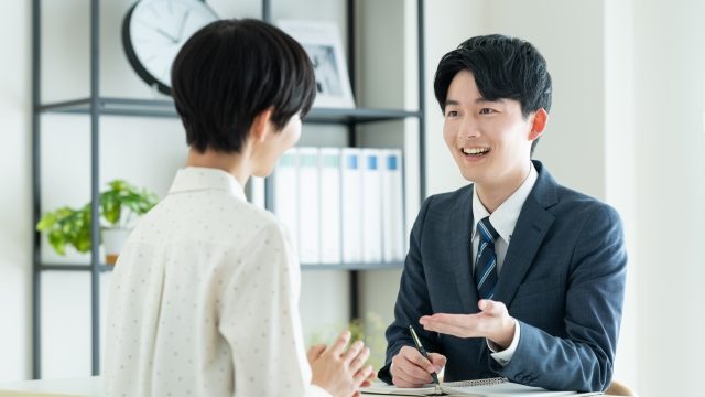 女性が男性に相談している場面。就労移行支援中の生活費に困ったら自治体や支援事業所に相談しましょう。