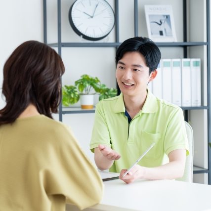 利用者様に話しかける支援員の画像。