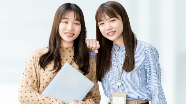 仲が良い2人の女性の写真。就労移行支援見学時は、利用者同士の距離感やスタッフの人柄、接し方、全体の空気感などをよく観察してみましょう。