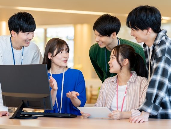就労継続支援A型の利用者の様子。パソコンでデータ入力やデザインをする仕事。