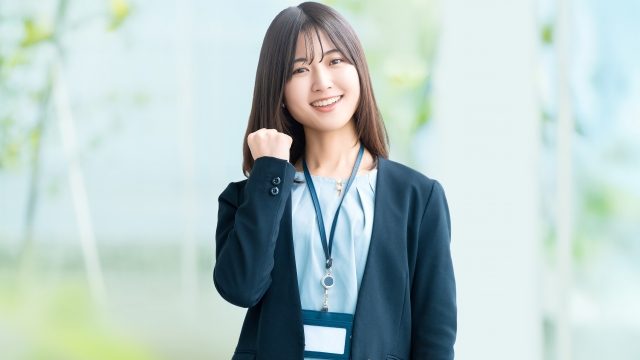 ガッツポーズをする女性の写真。面接のポイントを把握でき、自信がでてきたようす。