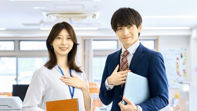 就労移行支援の支援員男女の写真。就労移行支援の見学にはどのような服装で行けばよいのか、持ち物は何が必要なのでしょうか。