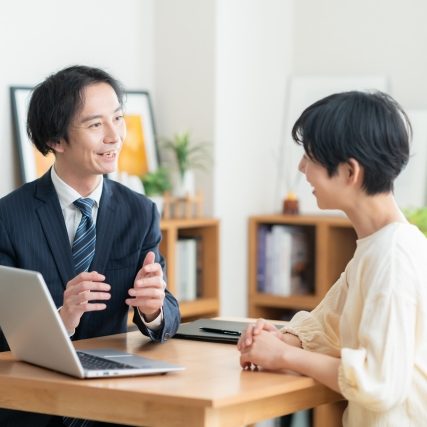 利用者様に話をする支援員の画像