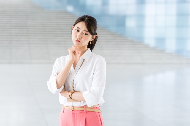 悩む女性の画像