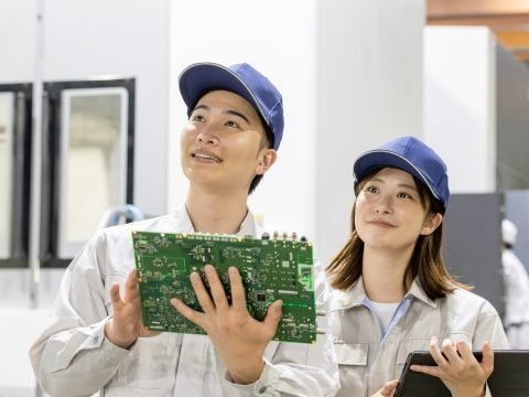 就労継続支援A型の仕事の一例。作業服を着て商品チェックをする男女。事業所によって商品などの梱包、清掃、配達・宅配の補助、自動車部品などの加工など様々な仕事がある。
