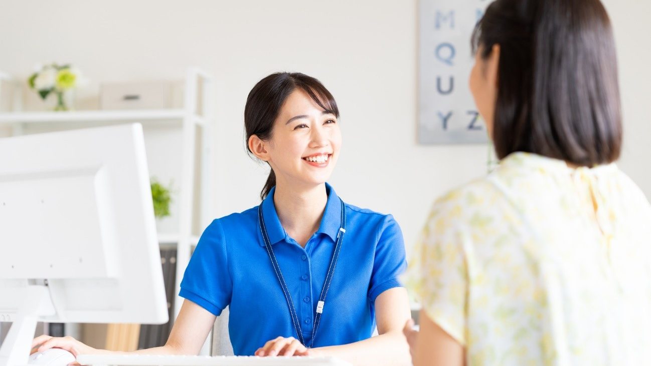 利用希望の就労移行支援の職員に受給者証申請の相談をする写真。
利用したい就労移行支援事業所が決まっている場合は、先に事業所に相談するのがおすすめです。