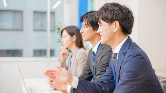 スーツを着た3人の男女写真、働く人のイメージ。ADHDの方が仕事選びをする際は、自分で得意・不得意を把握することが大切です。自分で見極めるのが難しい場合は、就労移行支援を利用するのも一つの方法です。