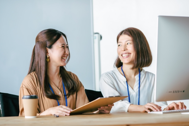 会話をしている二人の女性の画像