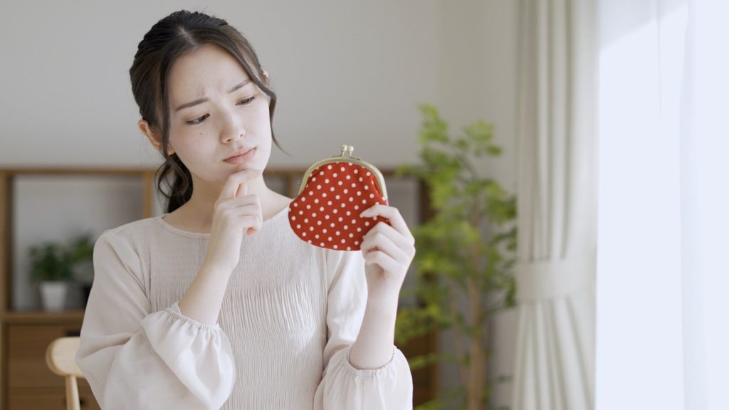 「就労移行支援中の生活費はどのように補えば良いのか」と不安になる女性写真。就労移行支援では給与が発生しないため、収入がない状態で生活することに不安を感じるのは当然です。国や自治体の制度を利用したり、生活費を見直したりすることで、支援中の経済的な負担を軽減できる場合があります。